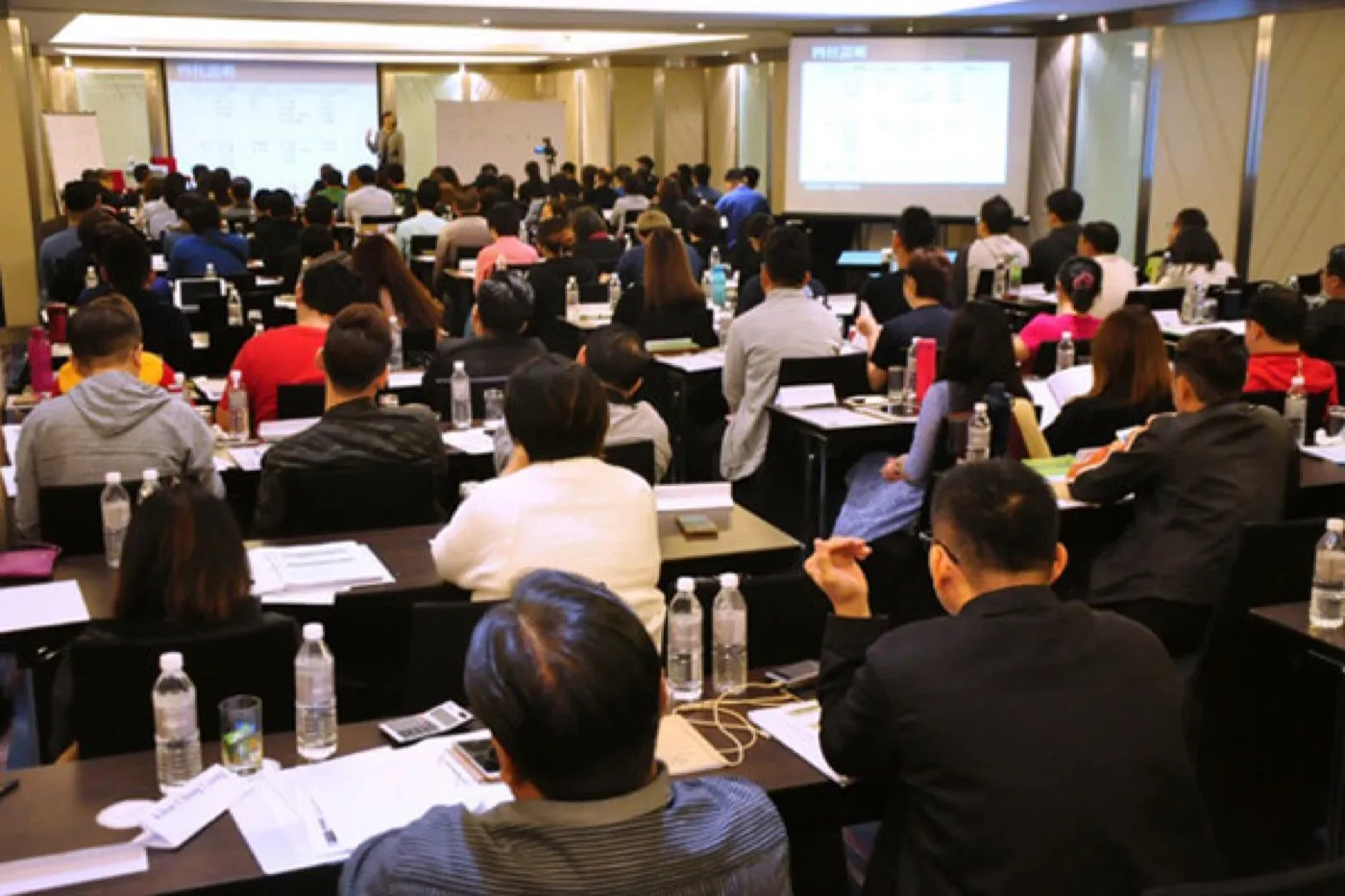 Students at a Master Suyen Lim training session