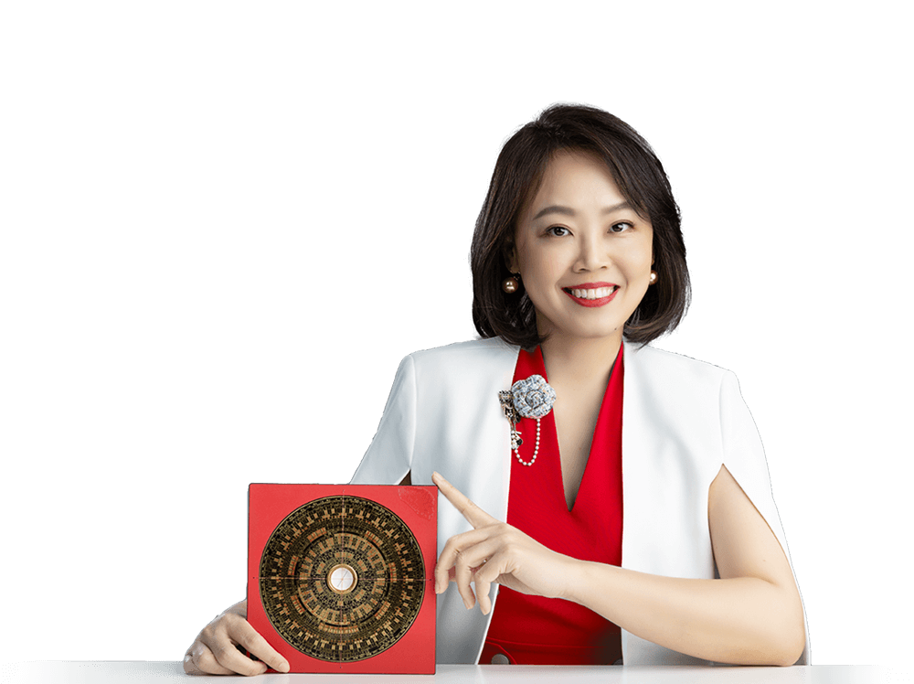 Master Suyen Lim holding a luopan compass